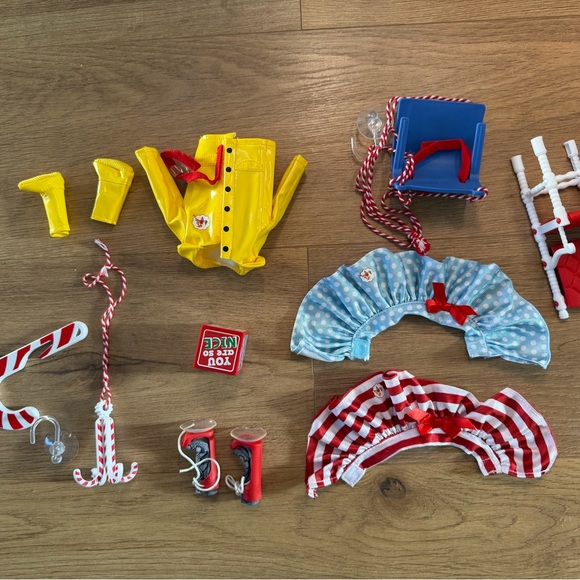 Elf on the Shelf with books and accessories - Picture 2 of 2